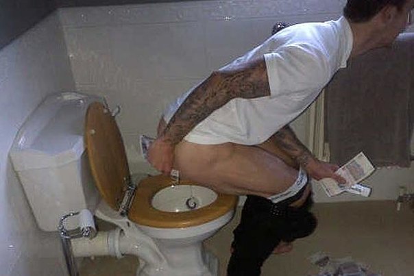 Liam Ridgewell i gang med at tørre sig efter toiletbesøg. Han vandt et væddemål med sit stunt - men nok ikke så mange nye venner. Foto: Twitter.com/The Sun