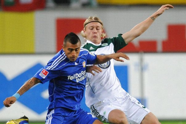  Landsholdsforsvareren Simon Kjær scorede for Wolfsburg mod Frank Arnesens Hamburger SV. Foto: PETER STEFFEN