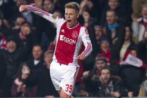 Viktor Fischer fejrer at have scoret i Ajax-sejren over PSV. Foto: OLAF KRAAK