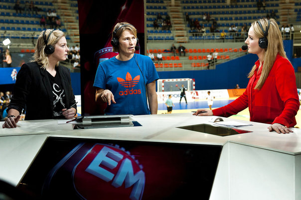 Anja Andersen (i midten) er med til EM i Serbien som ekspert for TV 2, men hun fungerer også som inspiration for Danmarks nye stjerneskud, Louise Burgaard. Foto: © Lars Rønbøg, Sportsagency.d