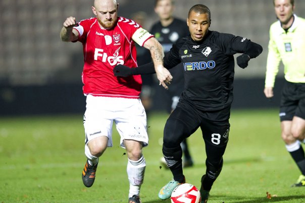  Vejles Lasse Kronborg (i rødt) var impliceret i biluheld på vej til eftermiddagstræningen.   Foto: CLAUS FISKER