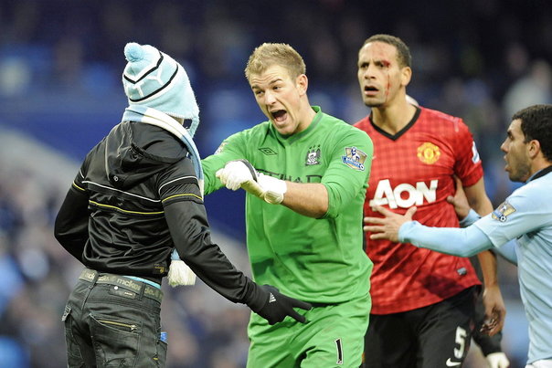 Rio Ferdinand fik kastet en mønt i hovedet efter Van Persies 3-2 scoring. Efterfølgende kom Joe Hart i mellem, da en fan ville have fat i United-kaptajnen. Foto: GERRY PENNY