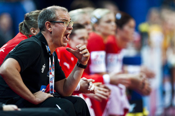 Landstræner Jan Pytlick var efter kampen mod Tjekkiet utilfreds med det danske spil. Ikke desto mindre kan hans EM-piger med sejr i morgen over Serbien, og samtidig norsk sejr over Sverige kvalificere sig til weekendens medaljekampe. Foto: © Lars Rønbøg, Sportsagency.d
