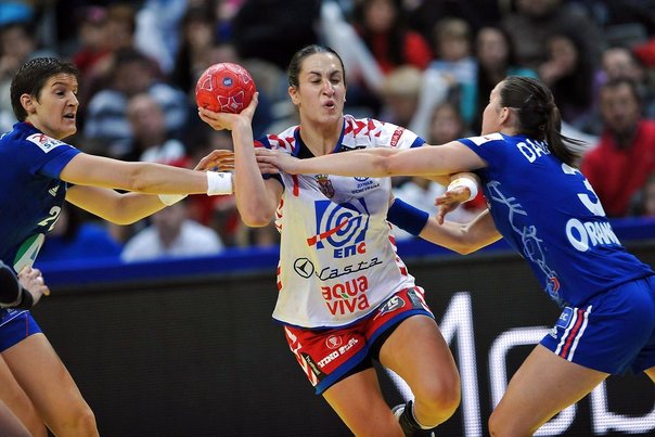 Serbiens Andrea Lekic (i midt) i kamp med frankrigs Raphaelle Tervel (tv.) og Blandine Dancette Foto: ANDREJ ISAKOVIC