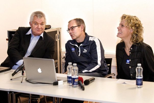 DHFs pressechef Finn Tage Jensen sammen med landstræner Jan Pytlick og sponsoren GF Forsikrings marketingschef Rikke Skovlund. Pressechefen fastslår nu, at DHF blev fejlinformeret forud for EM. (arkivfoto) Foto: Sonny Munk Carlsen
