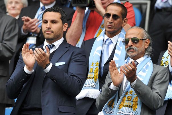 Khaldoon al-Mubarak til venstre har masser af penge og ser en lys fremtid for Manchester City. Foto: PAUL ELLIS