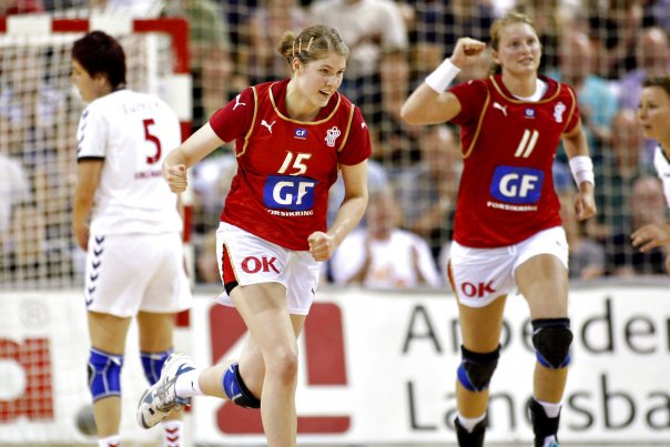 En meget ung Line Jørgensen (tv.) var en afgørende faktor med fem mål i anden halvleg, da Danmark med nød og næppe kvalificerede sig til EM i Makedonien i sommeren 2008 via to tætte playoff-kampe mod Tyrkiet. Her jubler den dengang 18-årige Line sammen med Lene Lund Nielsen. Foto: Claus Fisker