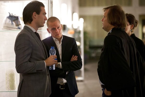 Michael Rasmussen med sine advokater ved en tidligere retsdag. Foto: JERRY LAMPEN
