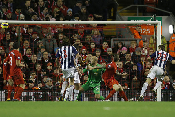 Gareth McAuley (th) kommer foran Daniel Agger og header West Bromwich foran mod Liverpool. Gæsterne vandt 2-0 på Anfield.  Foto: PHIL NOBLE