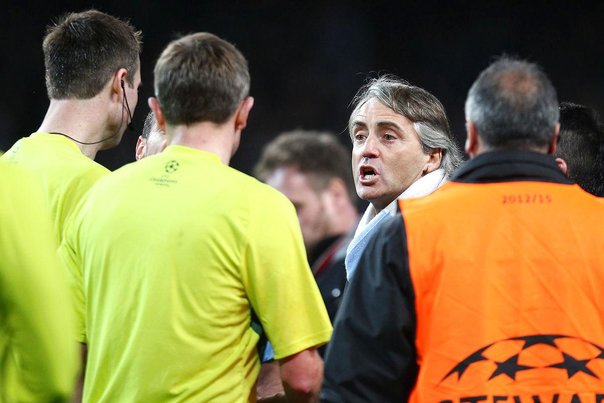 Roberto Mancini løb ind på banen og skældte Peter Rasmussen ud. Foto: Carl Recine