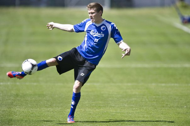 Søren Frederiksen ligner en færdig mand i FCKs angreb.  Foto: Torkil Adsersen