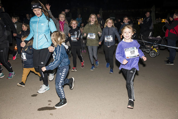 Starten er gået, og de første løbere er ud på ruten. Foto: Mads Joakim Rimer Rasmussen