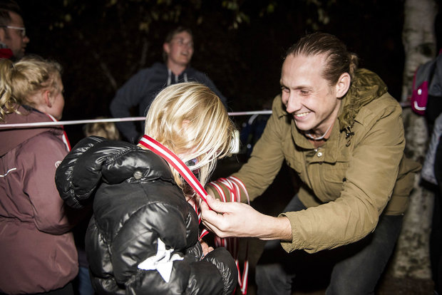 Når løberne kom i mål fik de hængt en medalje om halsen. Foto: Mads Joakim Rimer Rasmussen