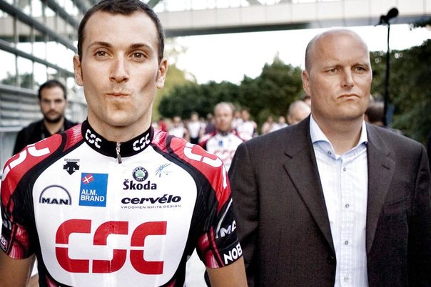 Ivan Basso (tv) sagde mandag i Operacion Puerto-sagen, at hverken CSC-holdet med Bjarne Riis (th) i spidsen eller italienerens familie kendte til hans doping-misbrug. Foto: Nils Meilvang (arkivfoto)