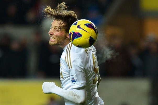 Michael Laudrups stjerneangriber, Michu, blev skadet i Swansea Citys udekamp mod Reading. Foto: BEN STANSALL (arkivfoto)