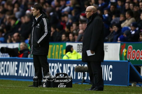 Michael Laudrup (tv) ses her under Swansea Citys udekamp mod Reading, som sluttede 0-0. Foto: ANDREW COWIE