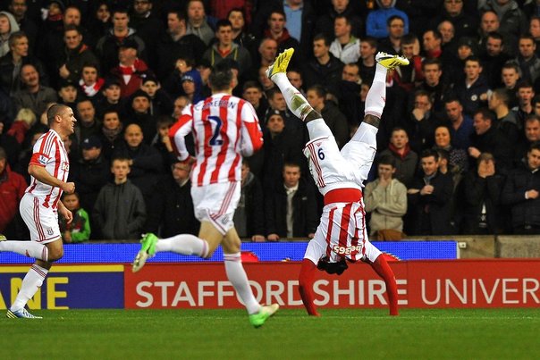 Kenwyne Jones (th) fejrer at have scoret i Stokes sejr over Liverpool. Foto: PAUL ELLIS