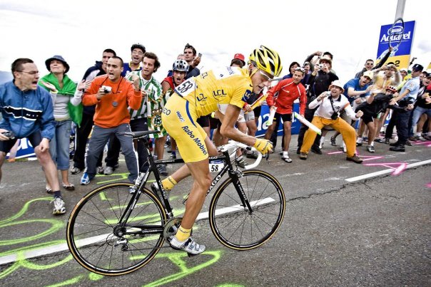 Michael Rasmussen ser sig tilbage over skulderen....måske er fortiden ved at indhente ham... Tour de France 2007 14. etape Mazamet - Plateau-de-Beille. Foto: Nils Meilvang