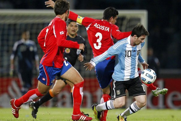 Her er Francisco Calvo (længst til venstre) i aktion mod selveste Lionel Messi i en landskamp mellem Costa Rica og Argentina. Foto: ENRIQUE MARCARIAN