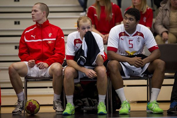 Kasper Irming (tv.) sidder over i landskampen mod Slovenien, mens Mads Mensah Larsen (th.) er med i truppen. I midten Anders Eggert. Arkivfoto. Foto: CLAUS FISKER