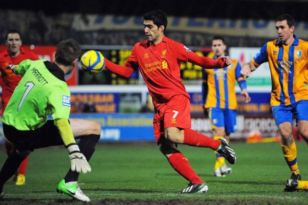 Her tager Luis Suarez hånden til hjælp. Foto: ANDREW YATES