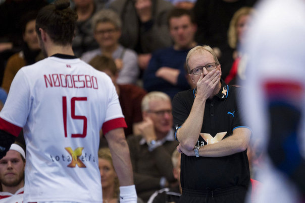 Landstræner Ulrik Wilbek har lagt sammen og trukket fra og står nu med de 16 spillere, der fra på lørdag skal kæmpe for guld til Danmark Foto: CLAUS FISKER
