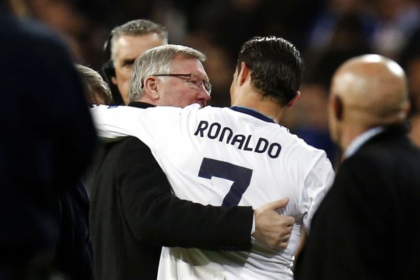 Manchester United's manager Sir Alex Ferguson får en snak med Real Madrid Cristiano Ronaldo efter kampen i Madrid. Foto: SERGIO PEREZ