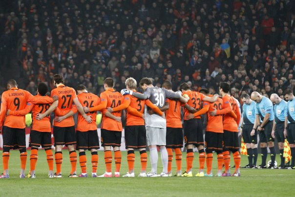 Spillerne fra Shakhtar Donetsk og dommer-kvartetten ses her inden Champions League-kampen mod Borussia Dortmund, som også markerede deres respekt for ofrene for fly-ulykken kort før opgøret. Foto: SERGEY DOLZHENKO
