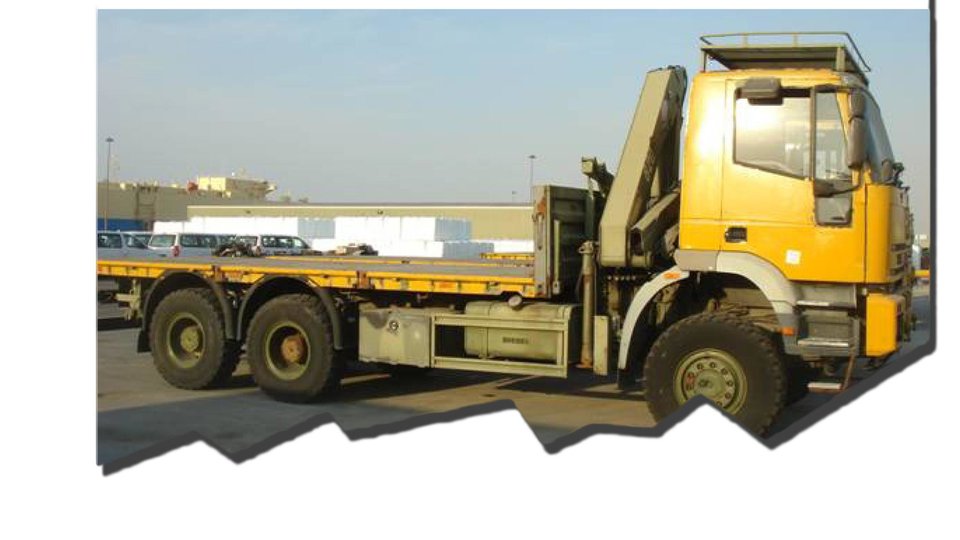 En stribe af de gule lastbiler, der tidligere havde været brugt militært, er her fotograferet på havnen i Jebel Ali, en havneby i De Forenede Arabiske Emirater. Senere skulle de til Eritrea. Foto: FN Foto: Ikke oplyst