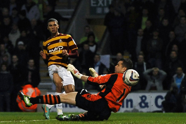 Nakhi Wells (tv) bringer her Bradford City på sejrskurs mod Aston Villa. Foto: NIGEL RODDIS
